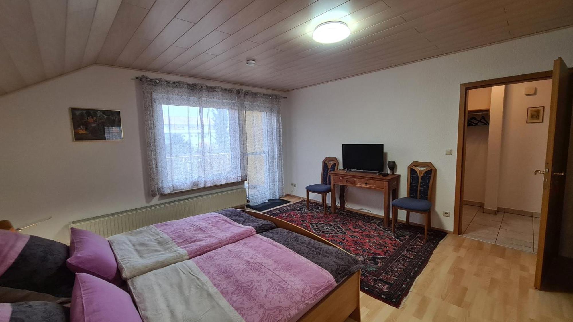 Gemuetliche 120 Qm Ferienwohnung Mit Balkon Adelsdorf Extérieur photo