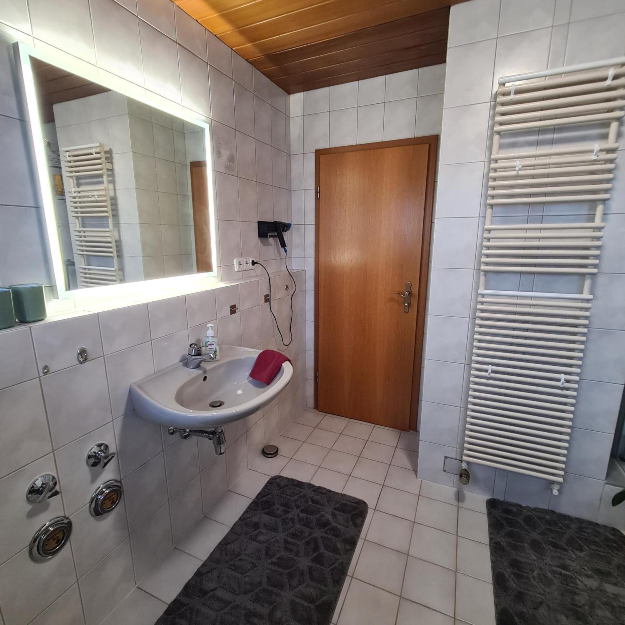 Gemuetliche 120 Qm Ferienwohnung Mit Balkon Adelsdorf Extérieur photo